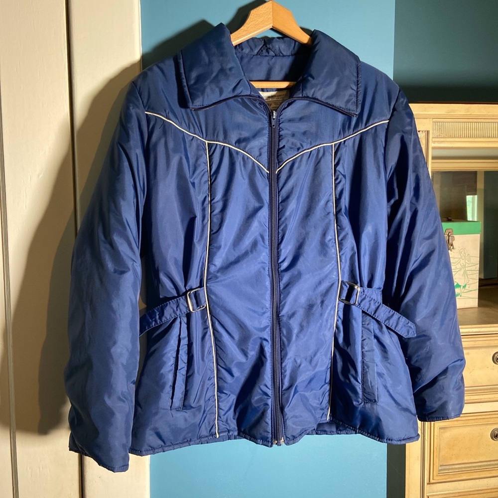 1970s Vintage blue and white chevron puffer ski jacket